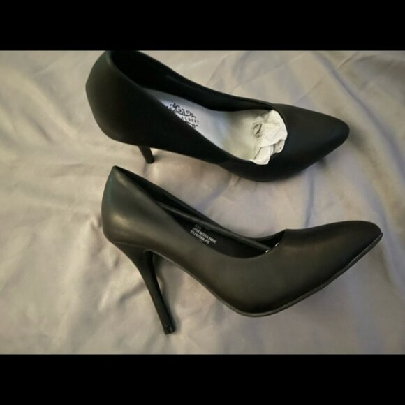Black Leather Pump - Picture 1 of 7